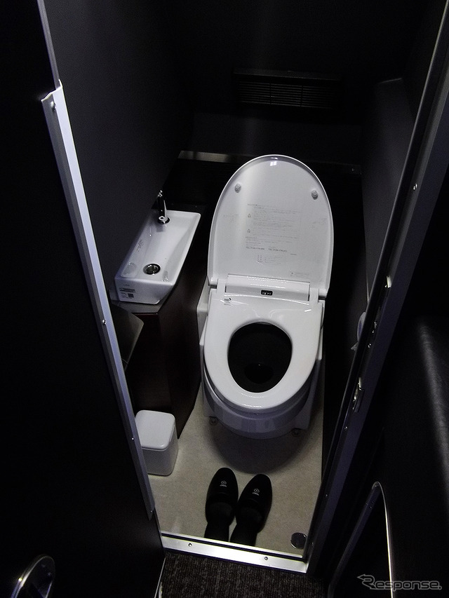 ドリームスリーバー東京大阪号の温水洗浄機能つきトイレ