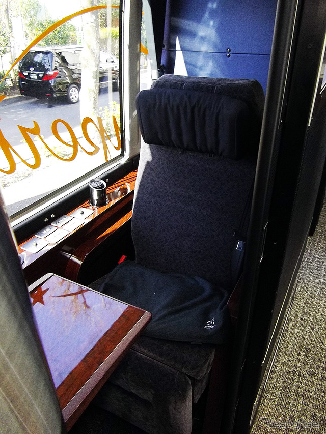 「ドリームスリーバー東京大阪号」 窓のステッカーが見える部屋
