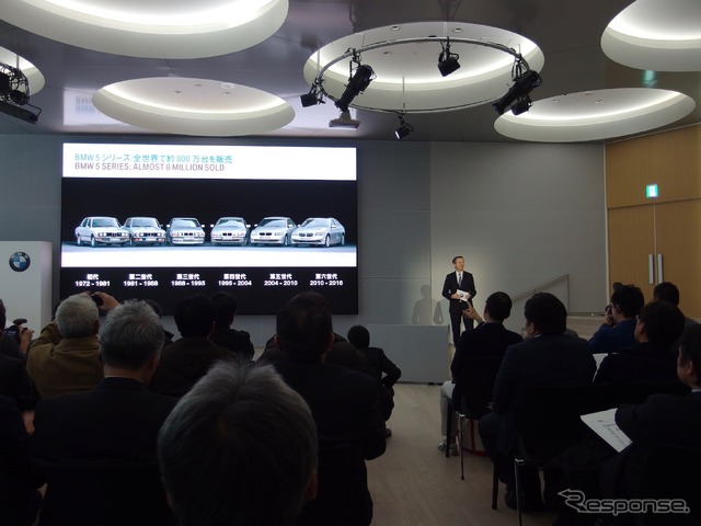 BMW5シリーズ新型の発表会で挨拶に立つ、ビー・エム・ダブリューのクロンシュナーブル社長　〈撮影 高木啓〉