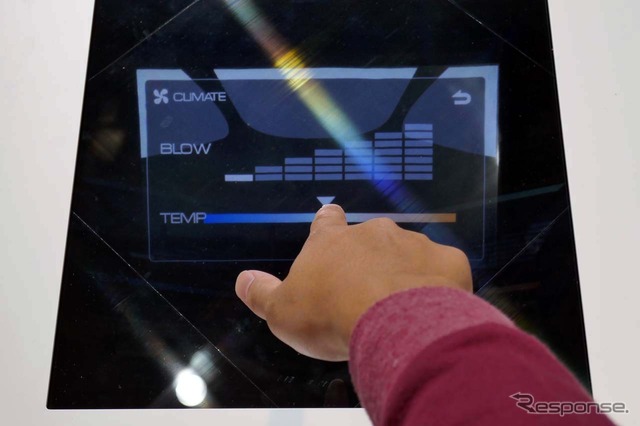 ホログラムで浮かんだ仮想の操作パネルを手で操作すると、超音波によって触感が得られる