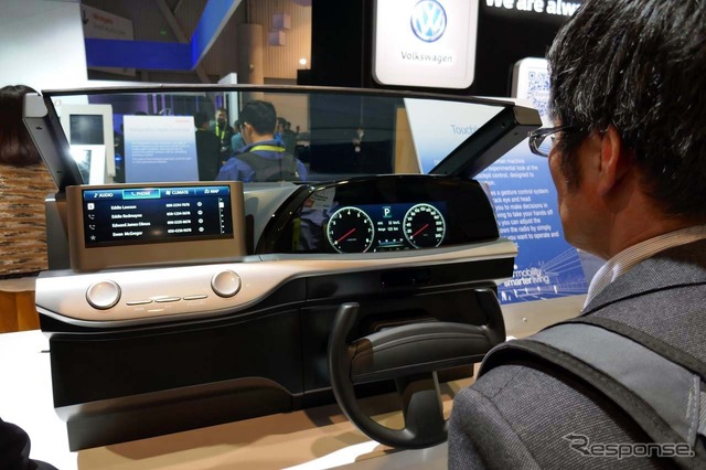 視線や頭の動きを検出して操作できる新開発のHMI。センサーはメーター内中央にある
