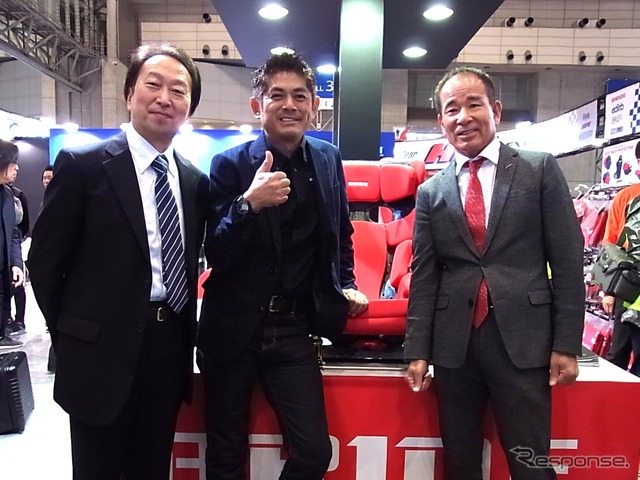 左から、童夢 中村卓哉 取締役開発部長、GT3ドライバー織戸学氏、BRIDE 高瀬嶺生 代表取締役社長 BRIDEブース(東京オートサロン2017/1月13~15日/幕張メッセ)