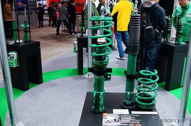 TEIN(テイン)は純正品と同じ形状のショックアブソーバーを開発中の新製品として参考展示していた。