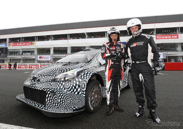 昨年11月のTGRF(富士スピードウェイ)、ヤリスWRCの前で力強く握手する豊田社長とマキネン代表。