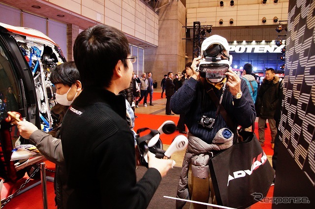 首を振ったり、頭を傾けたりすると、その方向の映像が見られる。VRに弱い人は酔ってしまうかも。