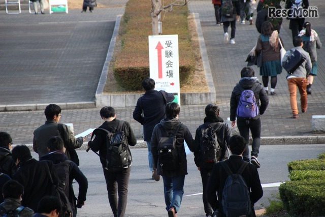 千葉県千葉大学西千葉地区試験場の正門をくぐり、受験教室へ向かう受験生たち