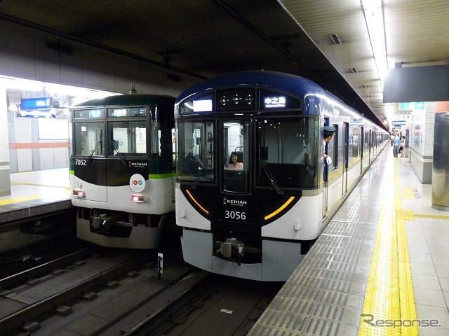 『洛楽』はダイヤ改正を機に全ての列車が3000系（右）で運行される。