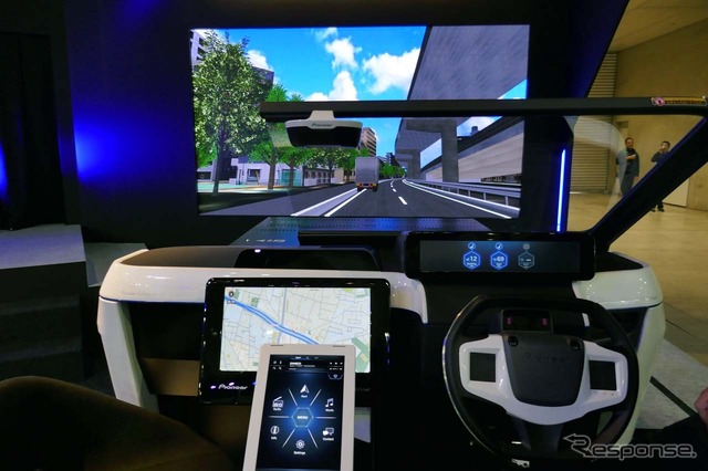 オートサロン会場で数少ない近未来が体験できるコーナーとなったパイオニアの「自動運転支援技術シミュレーター」