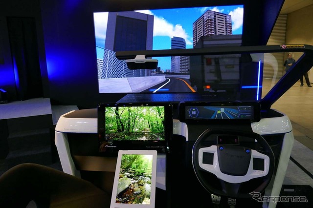 自動運転モードに入るとディスプレイはエンタメ用モードへと切り替わり、ダッシュボードからはアロマの香りが漂ってきた