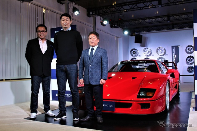 左から西川淳COO、武井真司CEO、パートナーシップを結んだ大阪トヨペットグループの横山昭一郎社長