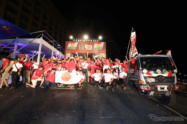 ポディウムに登壇した1号車の乗員とスタッフ