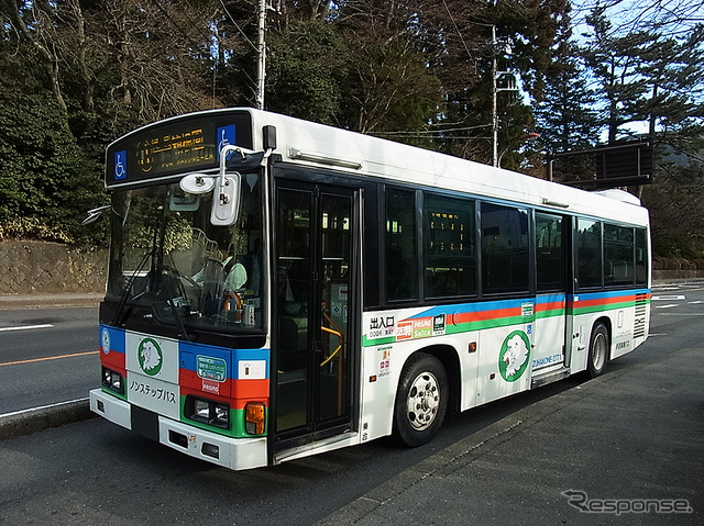 箱根駅伝5区を行く路線バス