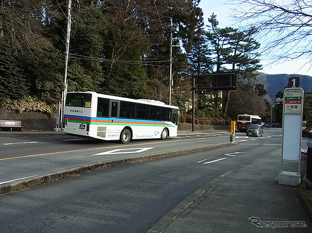 箱根駅伝5区を行く路線バス