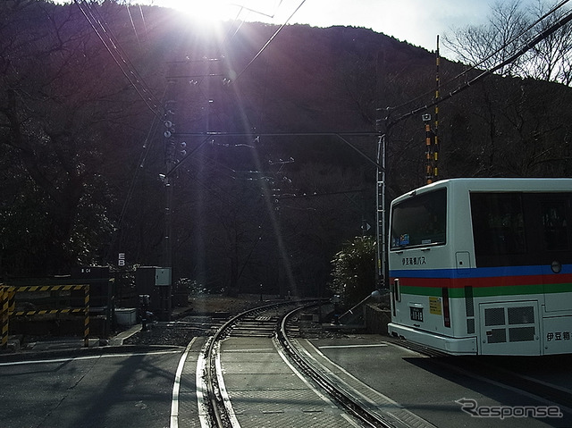箱根駅伝5区を行く路線バス
