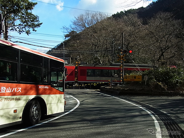 箱根駅伝5区を行く路線バス