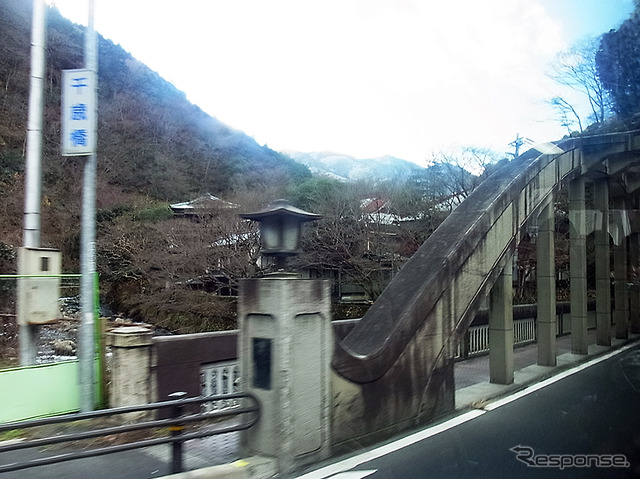 箱根駅伝5区を行く路線バス