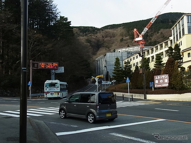 箱根駅伝5区を行く路線バス