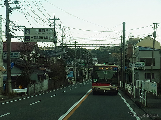箱根駅伝5区を行く路線バス
