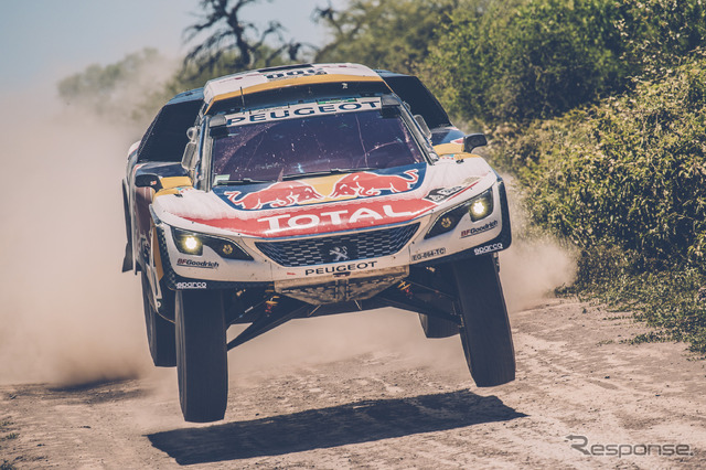 優勝したペテランセル組の「プジョー 3008 DKR」。