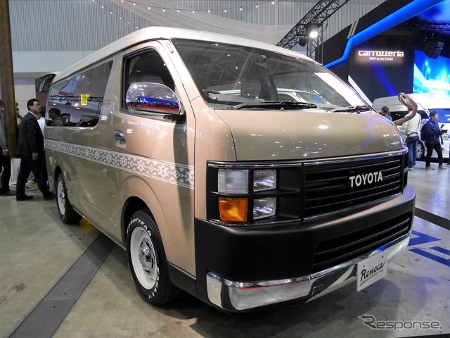 「Renoca」デモカー。ハイエース10人乗りベース。