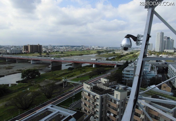 ライブカメラは東京電力パワーグリッドが所有する送電用鉄塔に設置され、二子玉川駅近辺の多摩川の様子を広域で確認することができる（画像はプレスリリースより）