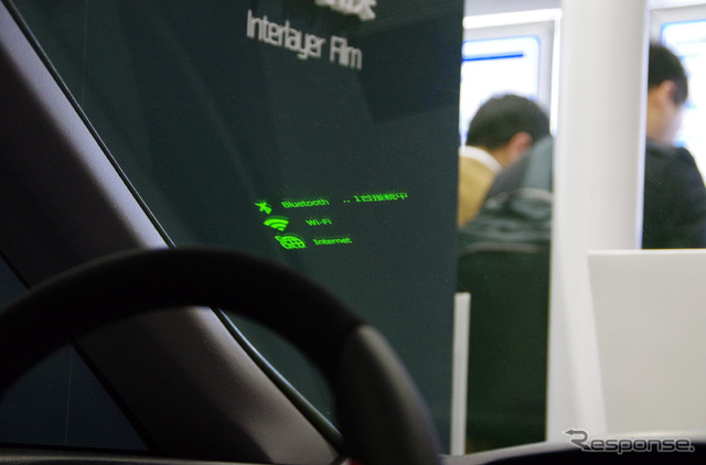 フロントガラス全面に情報表示を可能とした積水化学の展示(オートモーティブワールド2017)