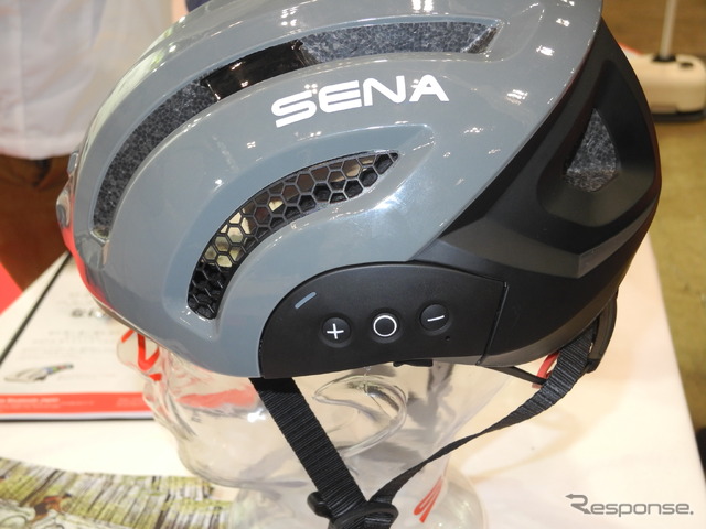 自転車ヘルメットの例：セナの「スマート サイクリング ヘルメット」。左側にはブルートゥースやインターコム機能を操作するボタンがある。