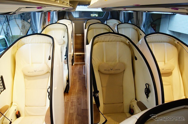 プライベート空間と快適さを追求したシェル型のシートが並ぶ。