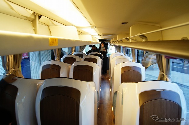 後方から見た車内の様子。シェル型シートの幅を重視したためか、通路は狭い。トイレ設備も車内には無い。