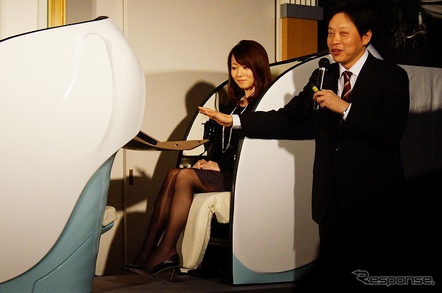 新シートを説明するウィラーエクスプレスの平山幸司社長。