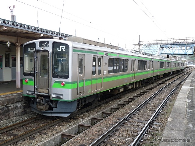 妙高高原駅で発車を待つ、えちごトキめき鉄道妙高はねうまラインの列車。同駅でしなの鉄道北しなの線と連絡している。