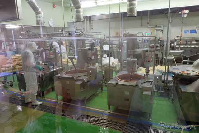 小豆あん製造ライン。一見殺風景だが、周辺には何とも言えない良い香りが漂う。