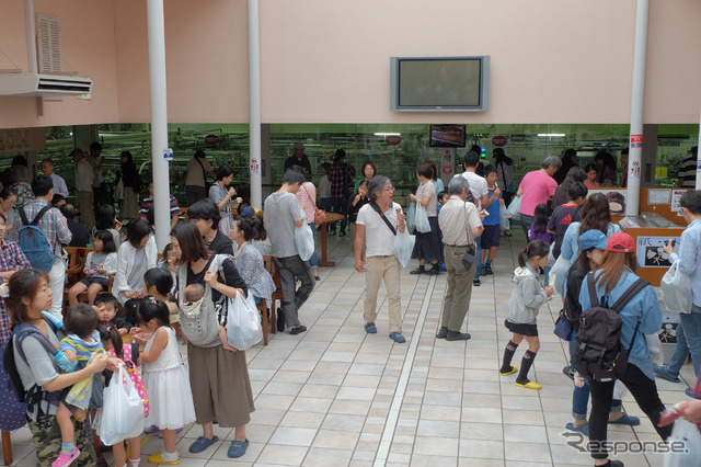 試食を楽しむ来客。子供たちのはしゃぎ声があちこちから聞こえてくる。