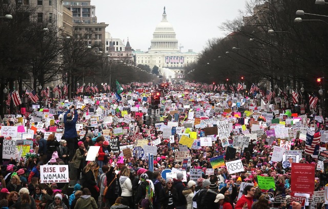 抗議デモ（21日）　(c) Getty Images