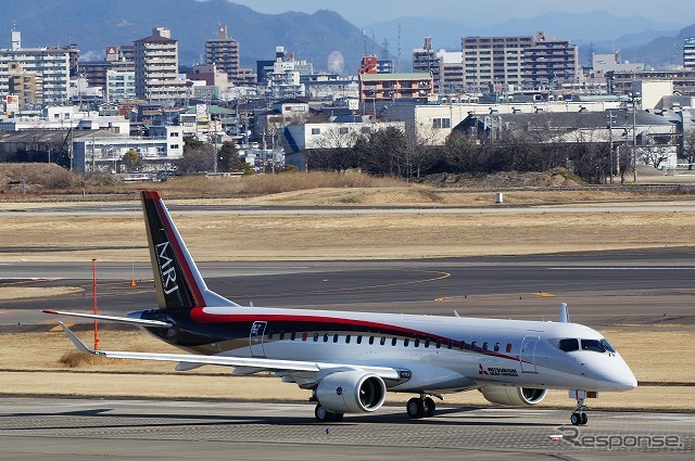 愛知県営名古屋空港の誘導路を進むMRJ初号機。