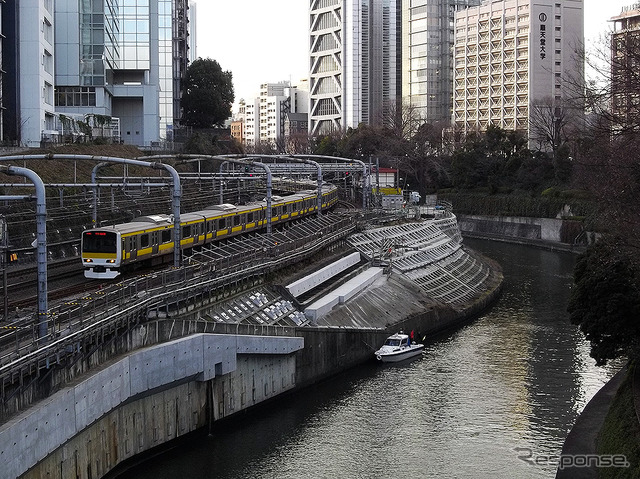 御茶ノ水橋から新宿方。断崖に耐震補強が見える