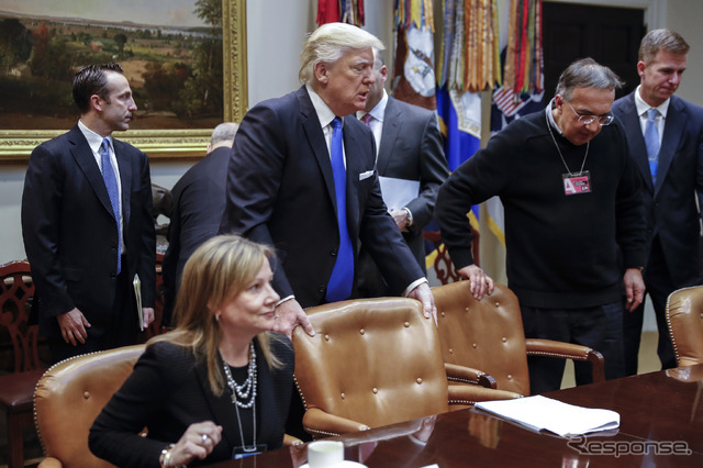 マルキオンネCEO（向かって右から2人目）とトランプ大統領（中央。24日）　(c) Getty Images