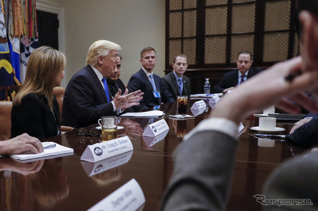 トランプ大統領（向かって左から2人目）とビッグ3首脳との会談（24日）　(c) Getty Images