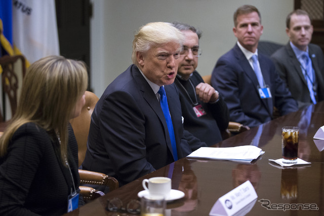 トランプ大統領（向かって左から2人目）とビッグ3首脳との会談（24日）　(c) Getty Images