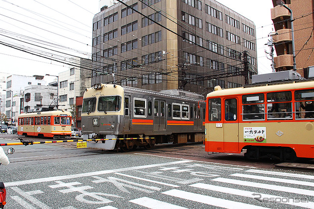 18m級電車と路面電車が平面直交する大手町駅付近（伊予鉄）
