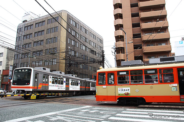 18m級電車と路面電車が平面直交する大手町駅付近（伊予鉄）