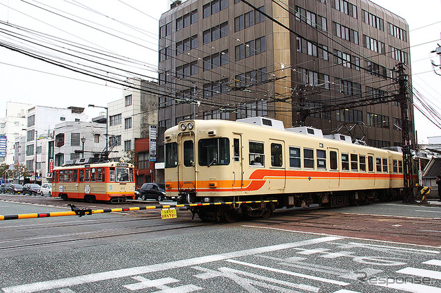 18m級電車と路面電車が平面直交する大手町駅付近（伊予鉄）