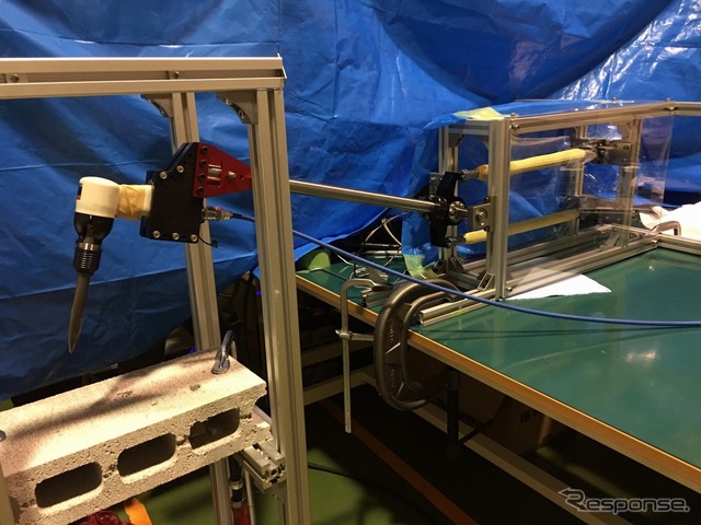 人工筋肉を使用したロボットを用いたドリルによるコンクリート破砕デモの様子