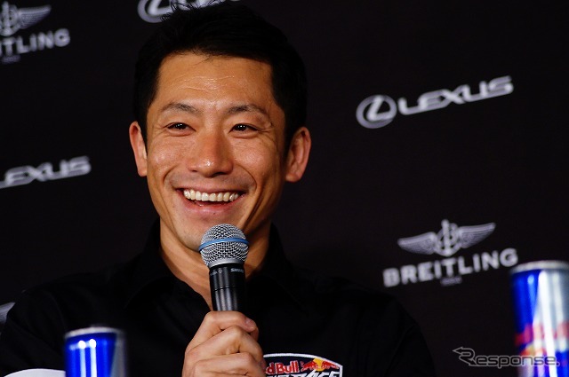 レットブル・エアレース千葉2017(Red Bull Air Race Chiba 2017)の開催概要発表会後のトークショーに出席した室屋義秀選手。