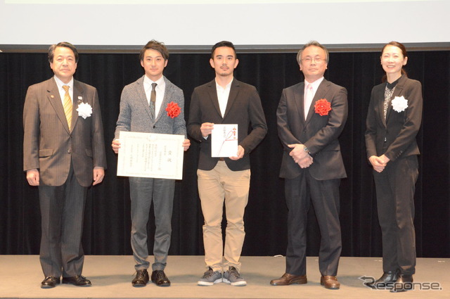 左から東京都産業局の藤田裕司 局長、 原田氏、横山氏、星共社の白井広昌 取締役、 廣田審査委員長