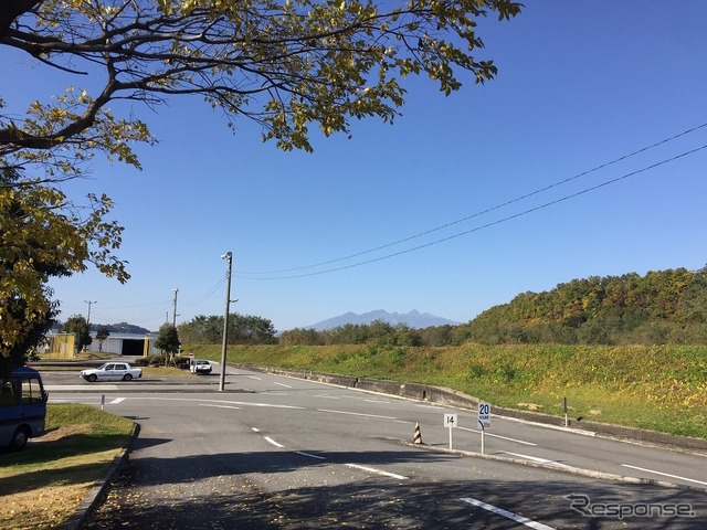 富士山が見えた場所から真後ろを見ると八ヶ岳。合宿免許の寮も完備の韮崎自動車教習所。運転を習得するのにもってこいの場所だ。