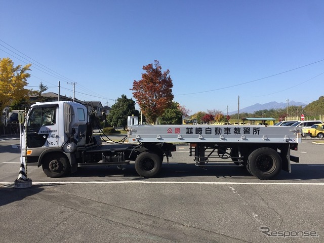 けん引の教習車は引く方と引かれる方の長さがほぼ1:1。かなり振れるので、バックも車庫入れもテクニックを擁する。