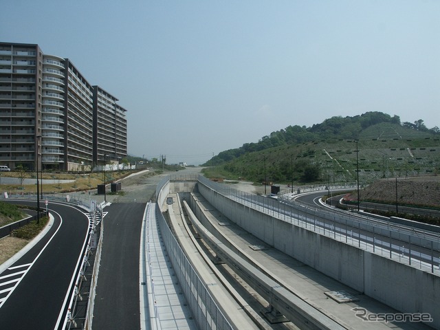 彩都線の終点・彩都西駅から軌道の終端部分を望む（2007年5月）。この先の延伸も計画されていたが、大阪府はこのほど延伸中止の方針を決めた。