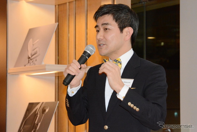 挨拶するハーマンミラージャパンの松崎勉 社長