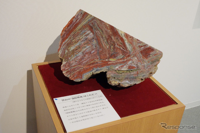 鉱物採集・研究を好み、さまざまな作品に鉱物の描写がみられることから、岩手の岩石の展示が行われていた。